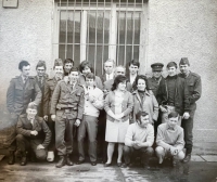 Příslušníci vojenské správy budov, Jiří Baumruk třetí zleva v přední řadě, 1970