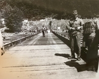 Vojáci stavěli dřevěné a pontonové mosty, 1969