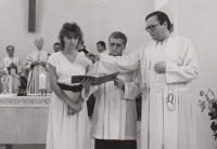Jana Bártková na svěcení zvonů v Blažovicích, jaro 1989