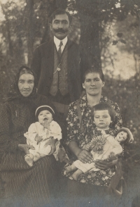 Josef Rýznar with his wife Maria, mother and two children, 1924