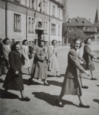 V průvodu, Milada Krčmařová uprostřed, smějící se, 1947 - 1948
