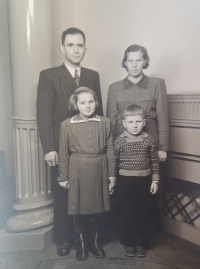Jaroslav Kubín s rodiči a sestrou, 1952