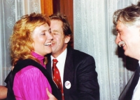 Lída Rakušanová with Václav Havel and Jiří Dienstbier, 14 December 1989