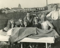 Libuše Vinařová upoutaná na lůžko kolem roku 1950 s rodinou a přáteli