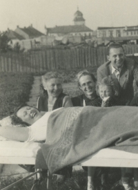 Libuše Vinařová upoutaná na lůžko kolem roku 1950