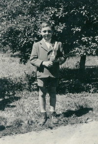 Miloslav Rálek ve svých sedmi letech, když nastoupil na základní školu v Horních Počernicích