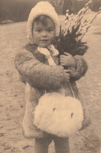 Monika Lamparterová as a child in 1943