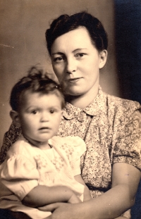 Monika Lamparterová jako dítě se svou matkou Elfrídou, roz. Šafářovou. Spolu s ní pamětnice v květnu 1945 nastoupila na tzv. brněnský pochod smrti. Její matka byla přímo před jejíma očima zastřelena u Modřic, 1943 