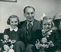 Josef Trávníček se svými dcerami 