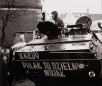Polish soldiers being greeted by crowds after returning from Czechoslovakia at late October/early November 1968
