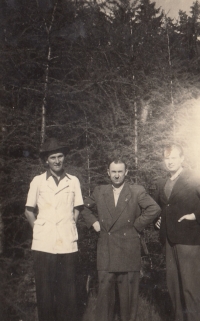 Ladislav Řezníček starší s přáteli (vlevo), těsně po druhé světové válce
