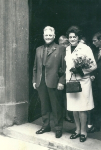 Otec Karel Rálek a matka Miloslava Rálková na svatbě Miloslava Rálka v roce 1969. Otec měl na podporu KSČ rudou košili