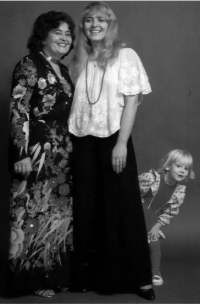 S maminkou a čtyřletou Luckou, asi z poslední návštěvy maminky pamětnice na západě, konec 70. let