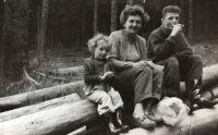 1955 - Soňa s maminkou a bratrem Janem