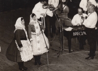 Ludmila Kobzíková, Marie Sochorová a Josef Kobzík - vystoupení Břeclavanu v 70. letech 20. století 