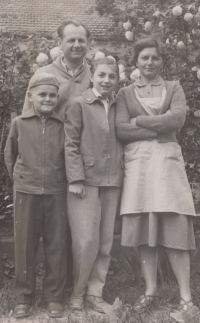 Zdeňka Kristová with her parents and her brother in childhood