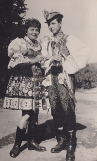 Zdeňka Kristová s manželem na hodech v Říčanech v roce 1960