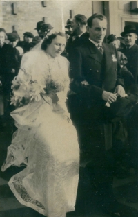 The wedding of Marie Homolová's parents in 1938