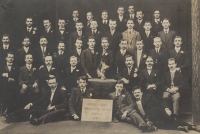 Kroužek Čechů-tovaryšů, Josef Rýznar sedí u stolečku v dolní řadě třetí zprava, 1914