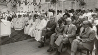 Kněží a zástupci komunistické strany na pouti ve Velehradě. Čtvrtý zprava ministr kultury Milan Klusák / 1985 