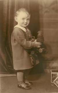 Libuše at the age of two years, in a photographer's studio. 1930