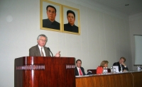 Přednáška DT v Severní Koreji, 2004.