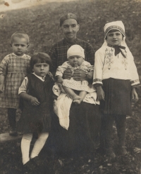 Grandma Rýznarová with children, 1927