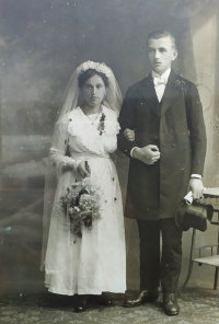 Svatební foto babičky Aloisie Mládkové a dědečka Franze Scholze, kteří měli svatbu v roce 1919 na úřadě v Chrastavě (Kratzau)