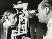 Vladimír Bednář na lékařském vyšetření po těžkém zranění oka, které ho postihlo v roce 1972