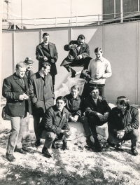 Českoslovenští hokejisté ve Stockholmu na MS 1969. Vladimír Bednář první zprava nahoře