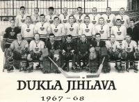 Mistři ligy z Dukly Jihlava v sezóně 1967/68. Vladimír Bednář ve čtvrté řadě druhý zleva