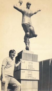Vladimír Bednář v 80. letech 20. století před sochou připomínající vítězství ČSSR na MS 1972 v Praze