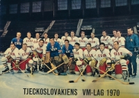 Mužstvo ČSSR na MS 1970 ve Švédsku, kde získalo bronz. Vladimír Bednář šestý zprava nahoře
