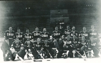 Zlatý juniorský tým z mistrovství Evropy 1967 v Tampere. Vladimír Bednář jako kapitán s trofejí čtvrtý zleva dole