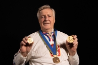Vladimír Bednář s medailemi z olympiády 1972 (bronz) a z MS 1972 (zlato), 2021