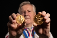 Vladimír Bednář ukazuje v roce 2021 své medaile z olympiády 1972 a MS 1972