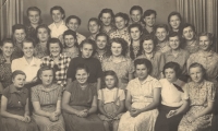 Družina Mír, učiliště Semily, 1952, Helena stojí nahoře třetí zleva