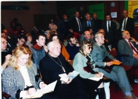 Na exilové konferenci, vedle pamětnice je Anastáz Opasek, druhá polovina 80. let