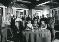Daniela Fischerová (sedící uprostřed) – setkání v Lánech, 90. léta 20. století 