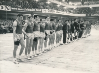 Vladimír Jarý (pátý zleva) s Duklou Praha při odvetném utkání PMEZ v Dortmundu v roce 1967