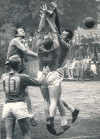 Vladimír Jarý (ve výskoku střílí přes blok) v roce 1965 v utkání Litvínova se Spartou Praha