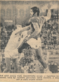 Vladimír Jarý (vlevo) na snímku z novin, který zachycuje finále olympijského turnaje v roce 1972 s Jugoslávií