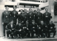 Stříbrní olympijští medailisté po přijetí u předsedy ÚV ČSTV Antonína Himla v roce 1972. Vladimír Jarý čtvrtý zleva dole