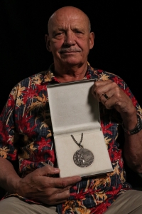 Vladimír Jarý v roce 2021 se stříbrnou olympijskou medailí z Mnichova 1972