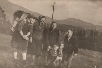 Sestřenice s nosičkou na hnojivo