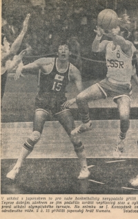 Jiří Konopásek s číslem 6 na olympiádě v Mnichově 1972 v utkání s Japonskem. Telefoto ČTK vyšlo pravděpodobně v deníku Československý sport