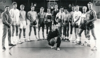 Jiří Konopásek (dole uprostřed) jako trenér švédského týmu Västeras v sezóně 1989/90