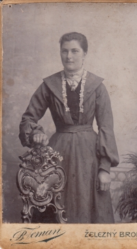 Babička Anna Vlčková, kolem roku 1890