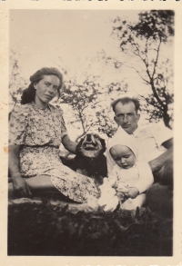 Eva Kordová s rodiči v roce 1952