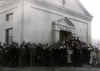 Obyvatelé Michalovky před kostelem 